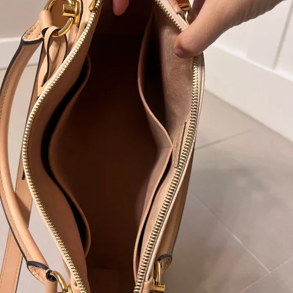 Louis Vuitton V tote MM - Picture 11 of 14